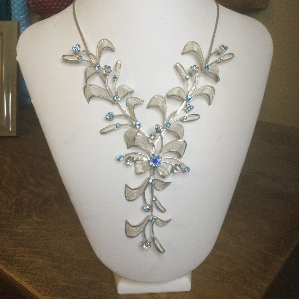 Necklace Silver tone with blue flowers